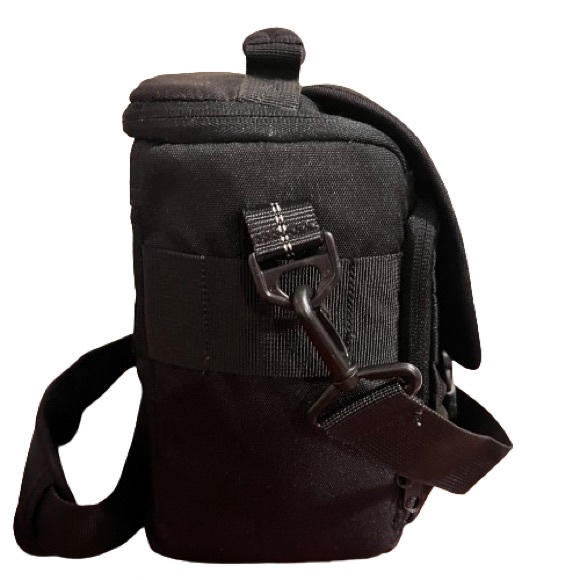 Lowepro Rezo 170 AW Camera Bag (Black) - Picture 4 of 12